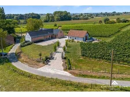 domaine exclusif avec villa-ferme & vignoble
