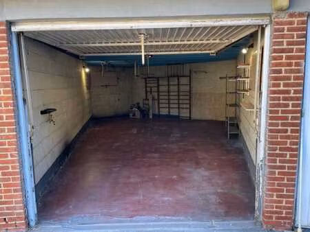 grand garage 37 5 m2 fermé.disponible immédiatement