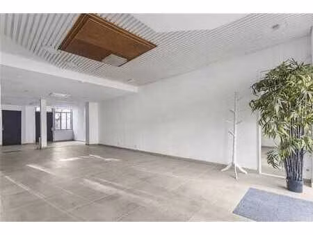 immeuble commercial situé le long de la rue principale du ce