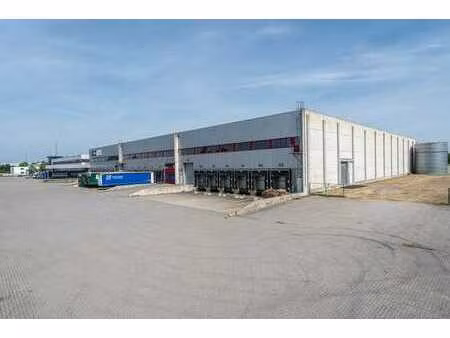 entrepôt stratégiquement situé à genk