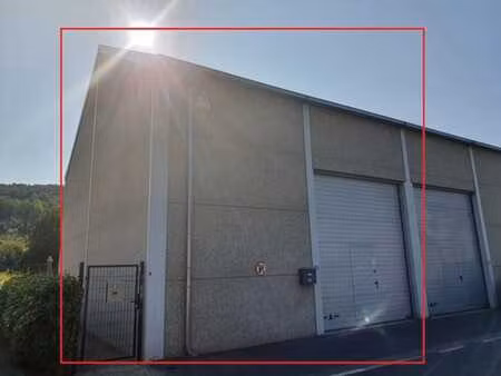 entrepôt de 100m² offrant de multiples possibilités.