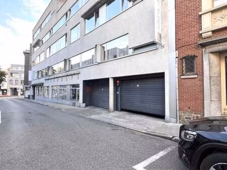 2 emplacements de parking souterrains avec grand débarras