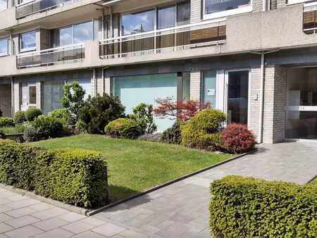 deux cabinets modernes prêts à l'emploi