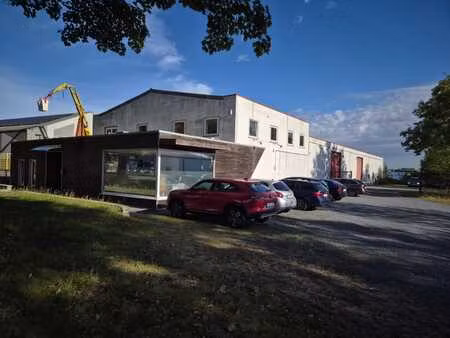 immeuble de bureaux et espaces de stockage