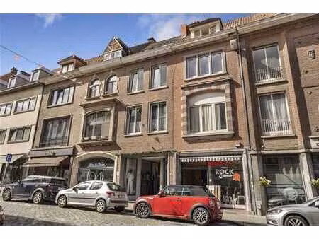 bel immeuble mixte composé d'une surface commerciale et 2 ap