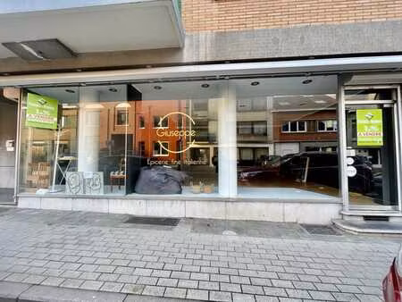 ensemble immobilier: commerce+ appartement + cours