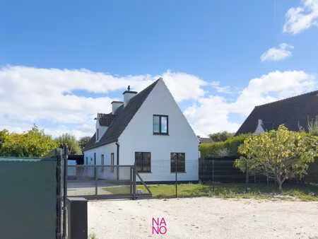 cette maison  avec un grand parking  est située sur un te...