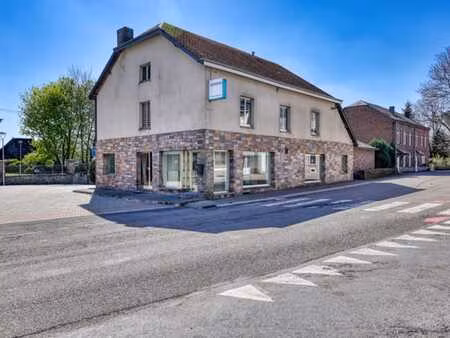 grande maison de commerce au centre de gedinne