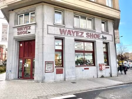 wayez 1 : surface d’angle à vendre  emplacement clé +/450m2