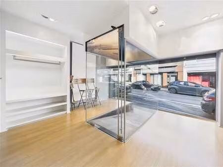 commerce avec bureaux  jardin et grenier aménageable à mousc