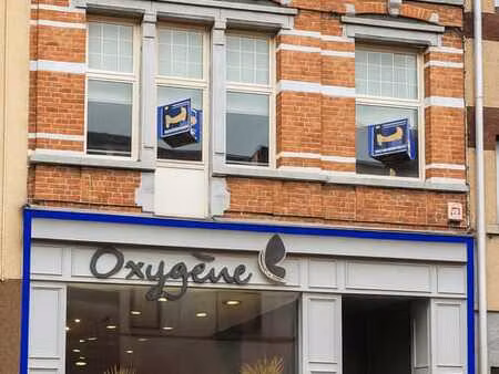 surface commerciale avec jardin en plein centre ville .