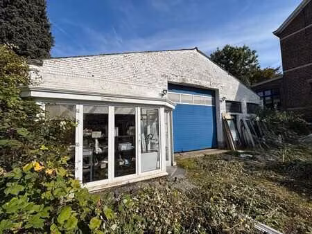 entrepôt de ± 580 m² sur une parcelle de 9 ares 80 ca.