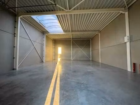 a vendre unité pme 216 m² dans le nouveau zoning de saintes