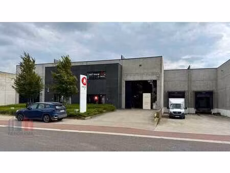 1.644 m² d'entrepôt avec quai de chargement et 279 m² de ...