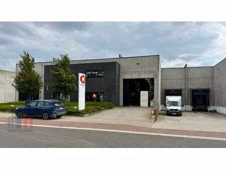 614 m² d'entrepôt avec quai de chargement et 149 m² de bu...