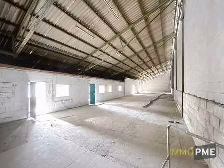 entrepôt avec bureaux/ showroom