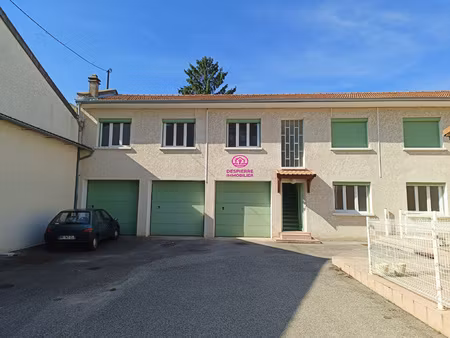 un ensemble immobilier composé de 3 appartements et une mais