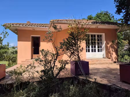 maison familiale individuelle sur beau terrain arboré à vend