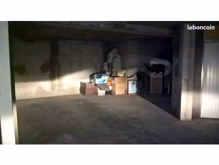 loue petit emplacement souterrain moto
