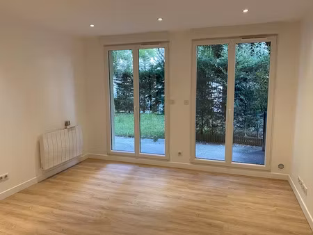 location locaux professionnels 17.9 m² à chantilly (60500)  890 €