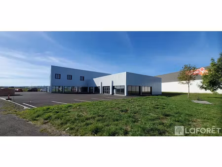 location locaux professionnels 558 m² à andelat (15100)  4 185 €