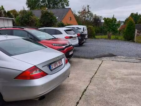 place de parking extérieur- disponibles à bouge!