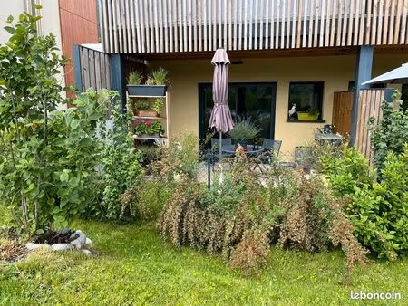 vente appartement traversant en l 4 pièces   3 chambres en rdj avec double terrain. salon 