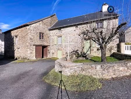 maison en pierre avec grange et vue dégagée