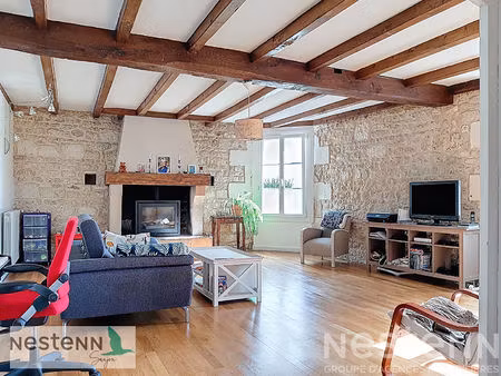 charmante maison de pays rénovée à vendre à saint-sulpice-d'arnoult avec un jardin arboré.