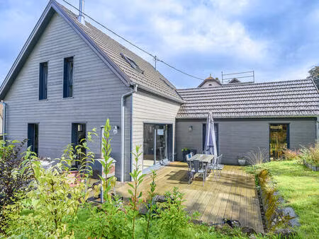 belle maison en bois de 2018 avec gîte  vues  dépendances état neuf.