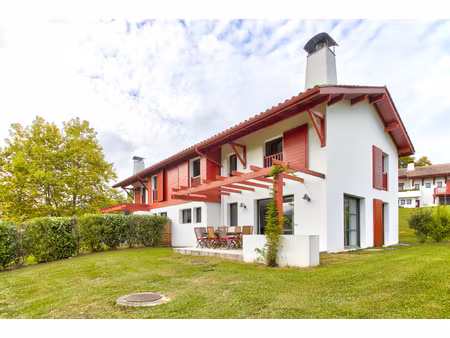 cadre bucolique pour cette maison comme neuve au calme.