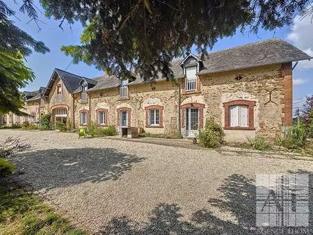 rare à la vente : propriété familiale rénovée de 441 m² avec dépendance en pierre et jardi