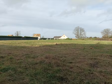 terrain a bâtir d'une superficie de 1 175 m2 environ. viabil