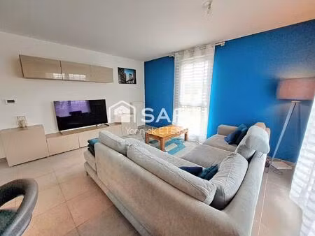 trois pièces de 2017 avec grand balcon  deux places de parking en sous-sol.