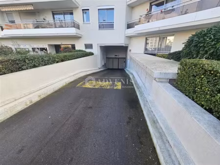 local d'activités a louer