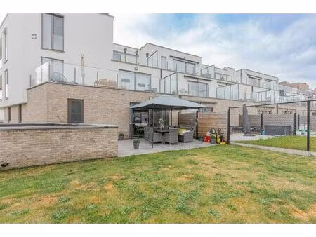 instapklaar en energiezuinig gelijkvloersappartement met tuin en privé autostaanplaats