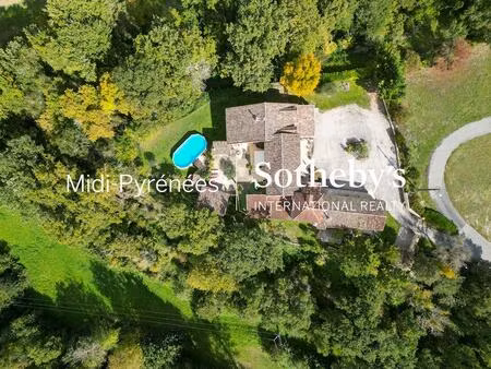 ensemble immobilier en pierres - maison principale et 2 gîtes