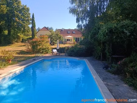 maison avec piscine et grand jardin arboré
