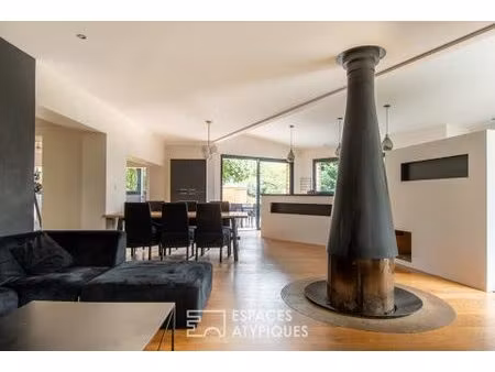 maison familiale et son jardin verdoyant