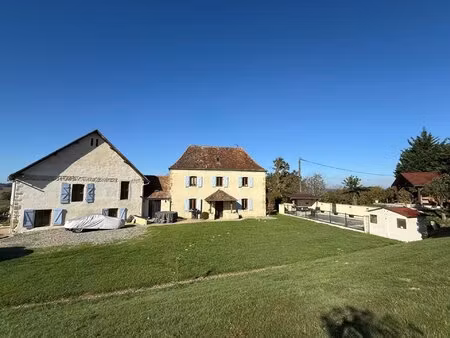 belle maison de famille avec gîte indépendant  piscine et cabine d'été.