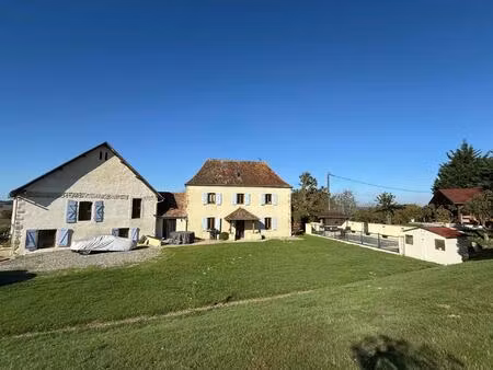 belle maison de famille avec gîte indépendant  piscine et cabine d'été.