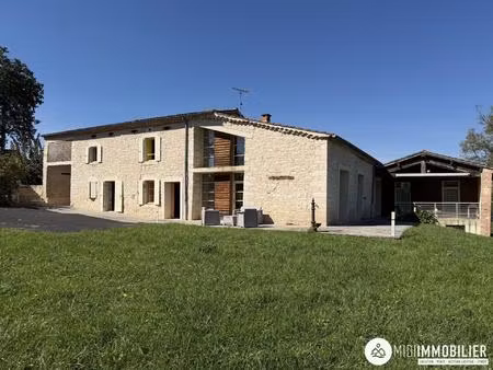 belle maison en pierre blanche