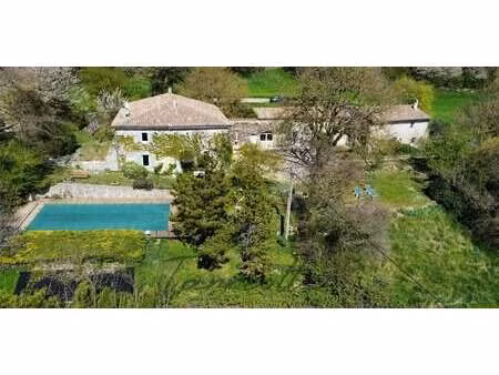 corps de ferme avec dépendances roynac (26)