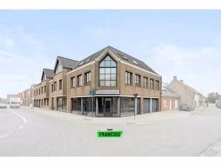 espace commercial avec excellente visibilité et zone de sto…