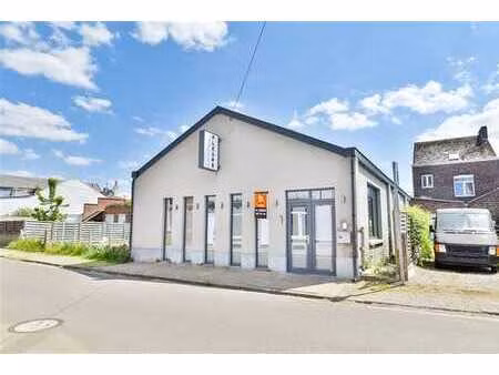 surface commerciale de +-300m² – visibilité maximale et accè