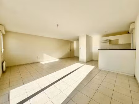 t3 lumineux avec terrasse et double stationnement à pibrac