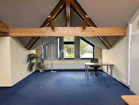 spacieux espace de bureau avec espace de stockage supplément