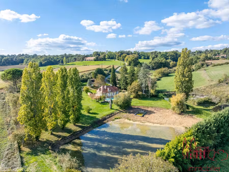maison périgourdine avec parc arboré  piscine et plan d'eau