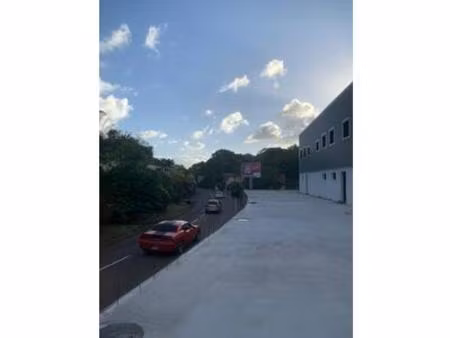 local neuf facile d'accès avec parking situé à rivière pilot  martinique