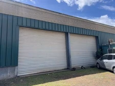 a louer  ducos   depot de 250m2 ( 160m2 au sol et 90m2 mezzanine )  martinique